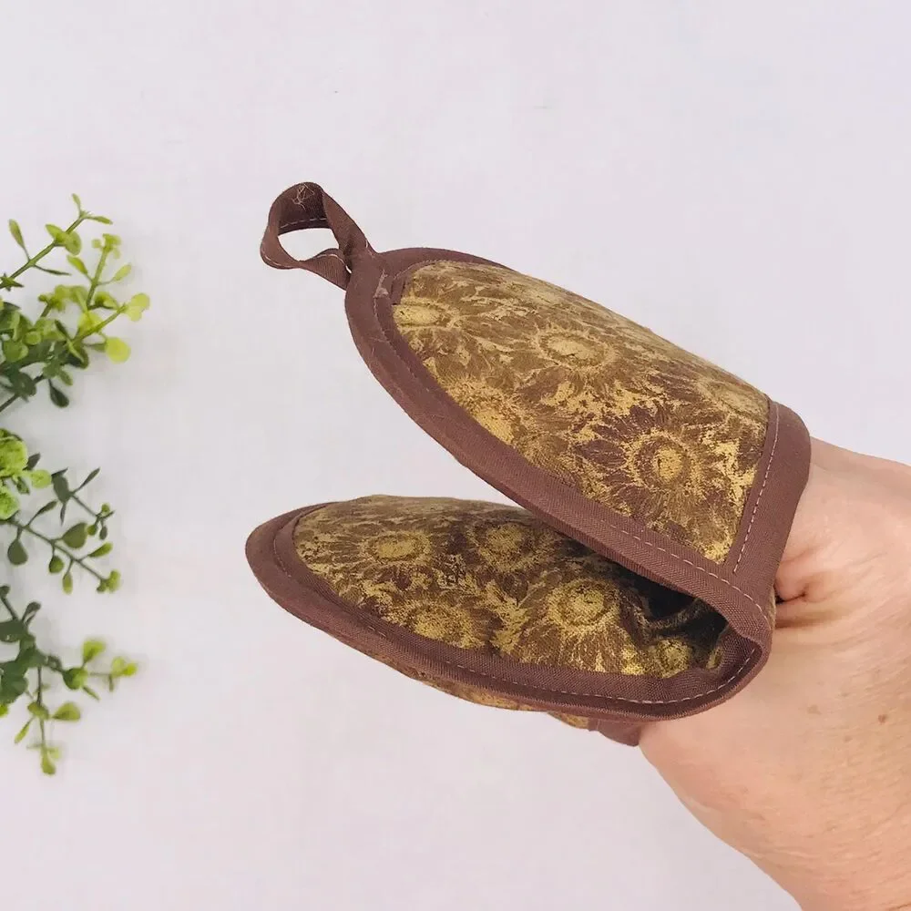 Finger Hotpad: Potholder, Neutral Brown Floral Hotpad